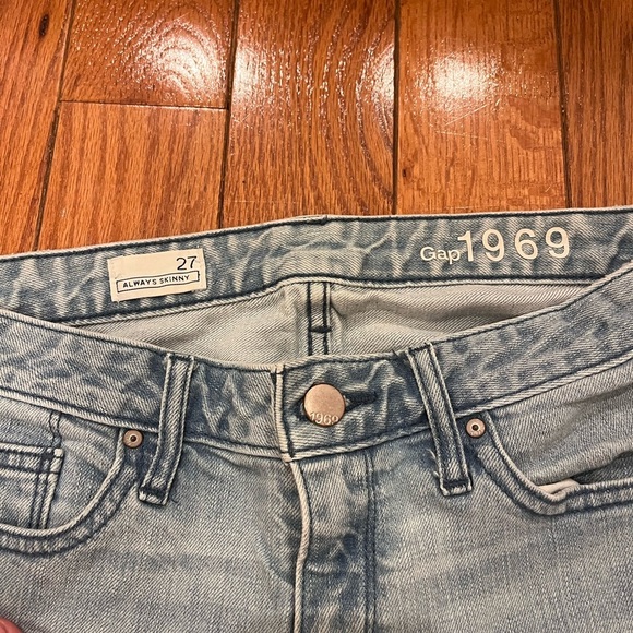 GAP Jeans with Vintage-Inspired Wash - Picture 3 of 6